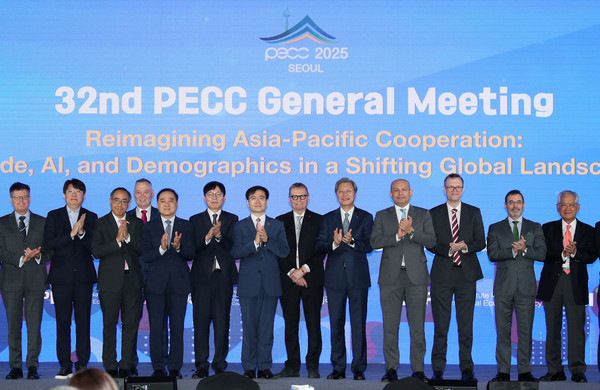 김창범 한경협 부회장을 비롯한 내빈들이 12일 FKI타워 컨퍼런스센터에서 열린 '제32차 태평양경제협력위원회(PECC) 총회'에 참석해 기념촬영을 하고 있다. 사진 왼쪽 다섯번째부터 정철 한경연 원장KOPEC 공동회장), 이시욱 대외경제정책연구원 원장(KOPEC 공동회장), 여한구 산업통상자원부 통상교섭본부장, 제임스 로빈슨 시카고대학 교수(2024 노벨경제학상 수상자), 김창범 한경협 부회장. 사진=한국경제인협회