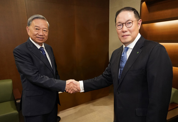 HS효성 조현상 부회장(오른쪽)이 또 럼 베트남 공산당 중앙집행위원회 서기장이 11일 연세대학교 명예박사 수여식에서 만나 기념촬영을 하고 있다. 사진=HS효성