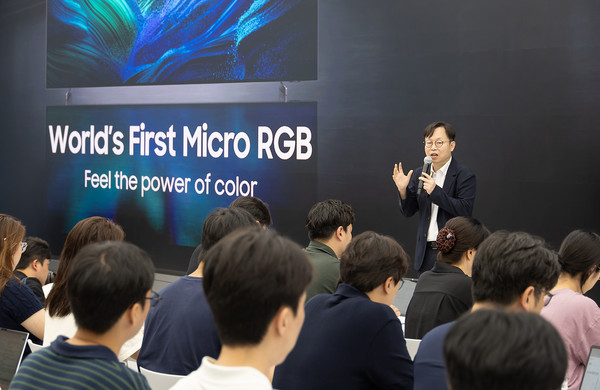 삼성전자 영상디스플레이사업부 개발팀 이종포 상무가 차세대 디스플레이 기술을 집약한 마이크로 RGB TV를 소개하고 있다. 사진=삼성전자