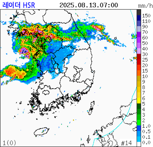 2025년 8월 13일 오전 7시 현재, 인천·경기·서울 등 수도권과 충남 북부 서해안에 호우특보가 발효됐다. 일부 지역에는 시간당 10~60mm의 매우 강한 비가 쏟아지고 있다. 기상청은 14일 오후까지 수도권과 충남 북부에 50~150mm, 많은 곳은 200mm 이상의 비가 내릴 것으로 예보했다. 현재까지 누적 예상 강수량은 80~180mm다.