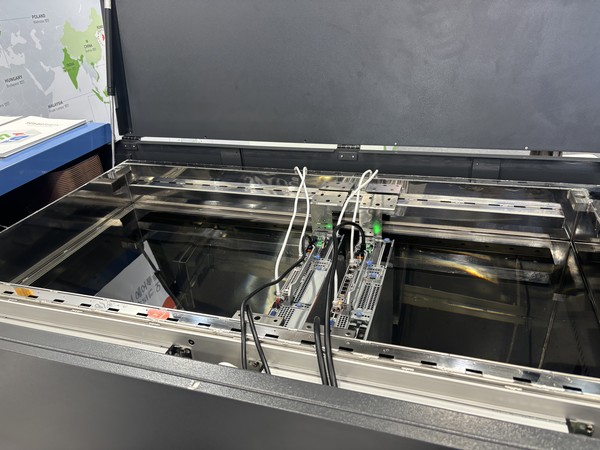 신성이엔지와 데이터센터 전문기업 데이터빈이 공동 개발한 차세대 액침 냉각 솔루션 '스마트 박스'. 사진=이코노믹리뷰 김효경 기자