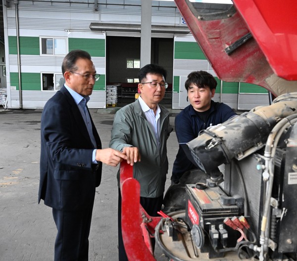 NH농협손해보험(대표이사 송춘수)은 12일 경남 합천 율곡농협에서 2025년 농기계 사고 예방 캠페인을 진행하고 농기계 무상 점검과 안전용품 기증을 실시했다고 13일 밝혔다. 송춘수 대표이사(사진 오른쪽)와 강호윤 조합장(사진 왼쪽)이 기념촬영을 하고 있다. 사진제공=NH농협손해보험NH농협손해보험(대표이사 송춘수)은 12일 경남 합천 율곡농협에서 2025년 농기계 사고 예방 캠페인을 진행하고 농기계 무상 점검과 안전용품 기증을 실시했다고 13일 밝혔다. 송춘수 대표이사(사진 왼쪽 두 번째)와 강호윤 조합장(사진 왼쪽 첫 번째)이 농기계 무상점검을 실시하고 있다. 사진제공=NH농협손해보험