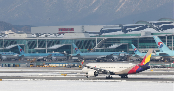 인천 영종도 인천국제공항 활주로와 주기장에 대한항공과 아시아나항공 여객기가 보이고 있다. 사진=연합뉴스