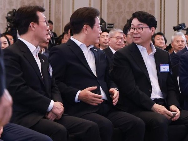 이재명 대통령(가운데)과 이한주 국정기획위원장(오른쪽)이 13일 청와대 영빈관에서 열린 국정기획위원회 국민보고대회에서 대화하고 있다. 사진=연합뉴스.