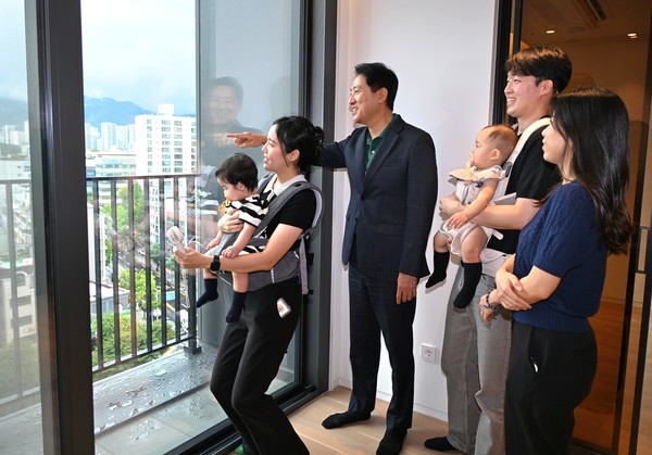 오세훈 서울시장이 13일 송파구 문정동에 위치한 '비아파트형 미리내집'을 함께 방문한 서울 베이비 엠버서더와 주택 주변 환경을 둘러보고 있다. 사진=서울시