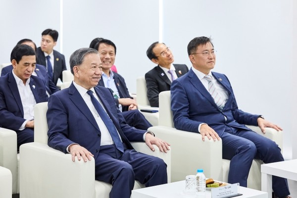 또 럼 베트남 당서기장(앞줄 왼쪽)과 김남정 동원그룹 회장(앞줄 오른쪽)이 13일 동원글로벌터미널부산 현장을 방문했다. 사진=동원그룹