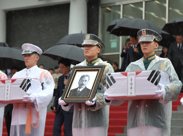 국립서울현충원 현충관에서 진행된 유해 봉환식에서 국방부 의장대가 영현을 봉송하는 모습. 사진=한국서부발전
