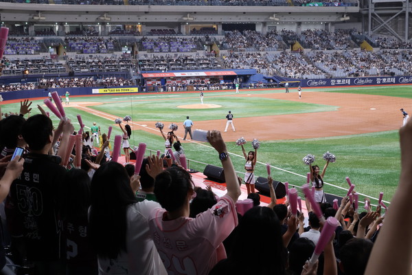8월의 고척 스카이돔. 키움 히어로즈와 두산 베어스의 경기가 진행되고 있다. 카메라는 캐논 EOS R50 V을 사용했다. 사진=이코노믹리뷰 김효경 기자