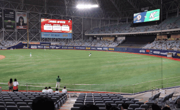 8월의 고척 스카이돔. 키움 히어로즈와 두산 베어스의 경기가 진행되고 있다. 이날 선발투수인 김윤하 투수가 연습 피칭을 하는 모습. 일반 줌과 디지털 줌을 사용했다. 사진=이코노믹리뷰 김효경 기자