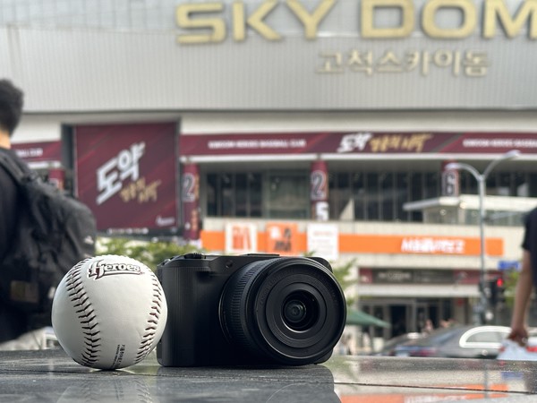 8월의 고척 스카이돔. 키움 히어로즈와 두산 베어스의 경기가 진행되고 있다. 캐논 EOS R50 V의 크기를 비교하기 위해 야구공과 찍어봤다. 사진=이코노믹리뷰 김효경 기자