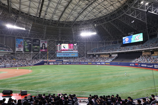 8월의 고척 스카이돔. 키움 히어로즈와 두산 베어스의 경기가 진행되고 있다. 카메라는 캐논 EOS R50 V을 사용했다. 사진=이코노믹리뷰 김효경 기자