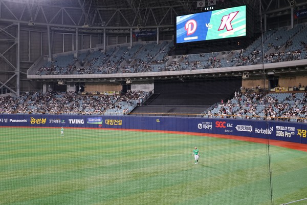 8월의 고척 스카이돔. 키움 히어로즈와 두산 베어스의 경기가 진행되고 있다. 카메라는 캐논 EOS R50 V을 사용했다. 사진=이코노믹리뷰 김효경 기자