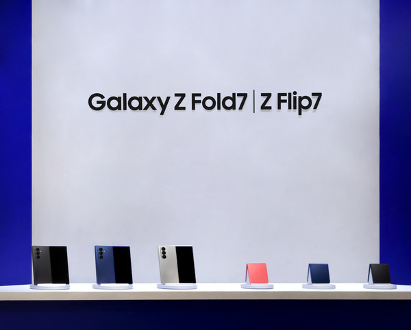 더현대 서울에 오픈한 '갤럭시 스튜디오' 에 전시된 '갤럭시 Z 폴드7·플립7'. 사진=삼성전자