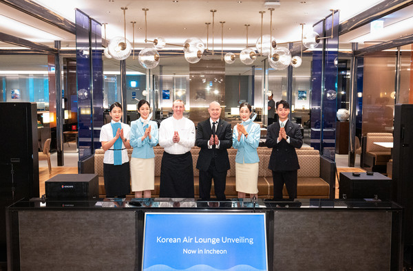 대한항공은 인천국제공항 라운지의 대대적인 리뉴얼을 마치고 14일 사전 공개 행사를 열었다. 사진은 행사에 참석한 David Pacey 대한항공 기내식기판 및 라운지 부문 부사장(왼쪽에서 네 번째)과 직원들이 기념사진을 촬영하는 모습. 사진=대한항공