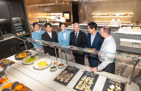 대한항공은 인천국제공항 라운지의 대대적인 리뉴얼을 마치고 14일 사전 공개 행사를 열었다. 사진은 행사에 참석한 David Pacey 대한항공 기내식기판 및 라운지 부문 부사장(왼쪽에서 네 번째)과 직원들이 기념사진을 촬영하는 모습. 사진=대한항공