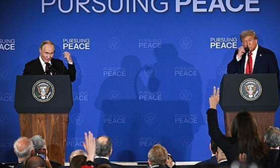 회담 종료 후 질의를 받는 트럼프 대통령과 푸틴 대통령. 사진=연합뉴스