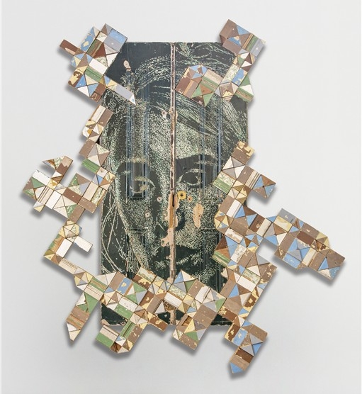 질서 시리즈 #06 Orderliness Series #06, 2020, 수공 조각 및 절단후 조립한 오래된 목재 문, 260×239cm. 사진제공= 울산시립미술관