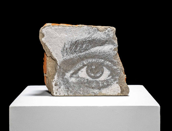 분열 시리즈 #13 Splitter Series #13, 2021, 철거된 건물의 잔해에 레이저로 음각, 27.5×33×14.5cm. 사진제공= 울산시립미술관