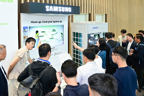 삼성전자가 15~16일 수원컨벤션센터에서 열린 아시아 공조 콘퍼런스(ASHRAE Region XIII Chapters Regional Conference 2025)에서 가정용 '1Way 카세트 시스템에어컨'과 고효율 시스템에어컨 'DVM' 제품 등을 전시했다.  사진=삼성전자