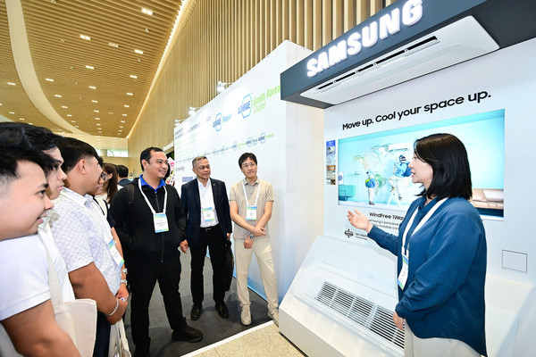 삼성전자가 15~16일 수원컨벤션센터에서 열린 아시아 공조 콘퍼런스(ASHRAE Region XIII Chapters Regional Conference 2025)에서 가정용 '1Way 카세트 시스템에어컨'과 고효율 시스템에어컨 'DVM' 제품 등을 전시했다.  사진=삼성전자