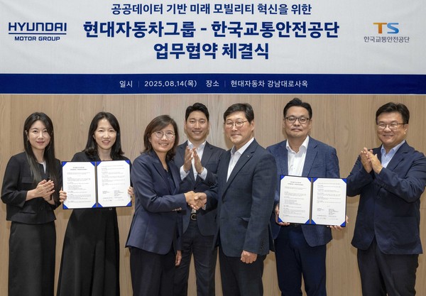 업무협약식에서 (앞줄 왼쪽부터) 현대차·기아 모빌리티사업실장 김수영 상무, 한국교통안전공단 모빌리티교통안전본부장 민승기 이사가 악수하는 모습. 사진=현대차그룹