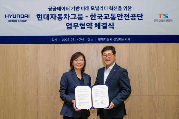 업무협약식에서 (왼쪽부터) 현대차·기아 모빌리티사업실장 김수영 상무, 한국교통안전공단 모빌리티교통안전본부장 민승기 이사가 기념 촬영을 하는 모습. 사진=한국교통안전공단