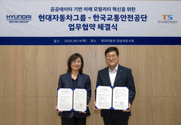 업무협약식에서 (왼쪽부터) 현대차·기아 모빌리티사업실장 김수영 상무, 한국교통안전공단 모빌리티교통안전본부장 민승기 이사가 기념 촬영을 하는 모습. 사진=한국교통안전공단