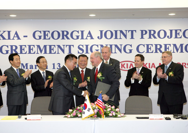 현대차그룹 3대 경영진 오토모티브뉴스 100주년 기념상 수상. 정몽구 명예회장과 정의선 회장. 사진=현대차그룹