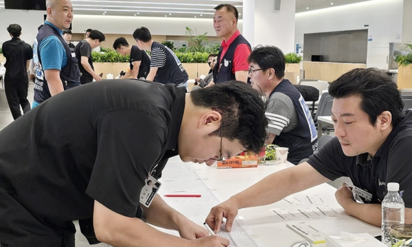 현대차 노조원이 잠정합의안 찬반투표에 나서고 있다. 사진=연합뉴스