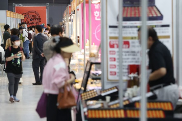 지난해 우리나라에서 커피전문점과 전자상거래, 미용업을 중심으로 청년 사업체 증가세가 뚜렷했다. 사진은 지난 22일 서울 aT센터에서 열린 한 커피박람회 모습. 사진=연합뉴스