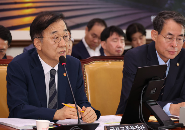 19일 서울 여의도 국회에서 열린 국토교통위원회 전체회의에서 김윤덕 국토교통부 장관(왼쪽)이 의원 질의에 답하고 있다. 사진=연합뉴스