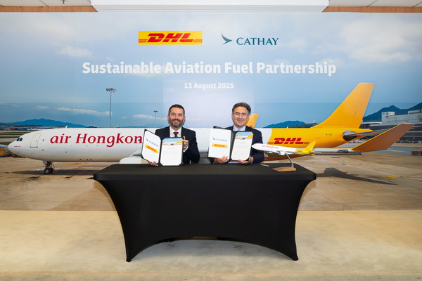 DHL 익스프레스가 항공 화물 업계의 온실가스 배출 감축을 위해 캐세이그룹과 ‘지속가능항공유’ 공급 계약을 체결했다고 19일 밝혔다. (왼쪽) 피터 바든스 DHL 익스프레스 아시아태평양 네트워크 및 항공 운영 부문 총괄 부사장, (오른쪽), 톰 오웬 캐세이그룹 항공 화물 디렉터가 계약서에 서명을 하고 있다. 사진=DHL익스프레스