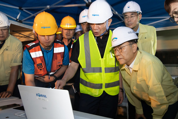 김윤덕 국토교통부 장관은 19일 경부선 남성현~청도구간에서 무궁화 열차와 작업자간 접촉사고 현장을 방문해 사고경위에 대해 청취하고 있다. 출처=국토부