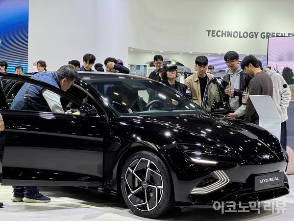 4일 경기도 킨텍스에서 열린 '2025 서울모빌리티쇼' 개막식에서 관람객들이 전시된 BYD 씰을 구경 중이다. 사진=양정민 이코노믹리뷰 기자