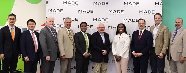 (왼쪽부터)허용준 GC대표, 허일섭 GC 회장. 사진=녹십자홀딩스.