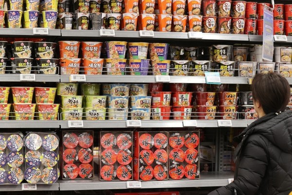 대형마트에서 장을 보고 있는 한 시민. 사진=연합뉴스