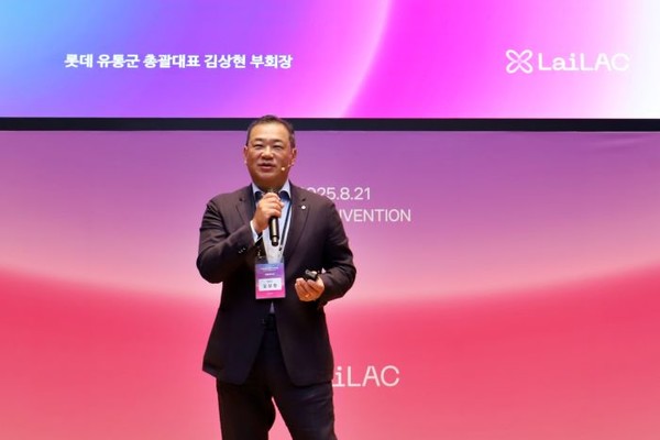 8월 21일 서울 송파구 롯데월드타워에서 열린 제1회 ‘롯데 유통군 AI 컨퍼런스’에서 김상현 롯데 유통군 총괄대표 부회장이 기조연설을 하고 있다. 사진=롯데유통군