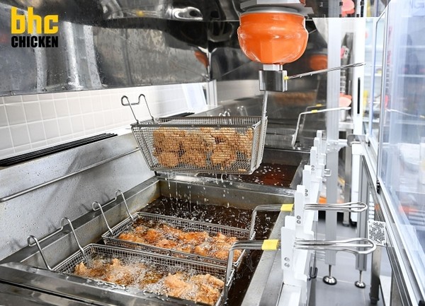 bhc가 튀봇 도입 매장을 전국 30개로 확대했다. 사진=다이닝브랜즈그룹