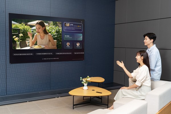 삼성전자 모델이 자연어 처리 기반의 향상된 빅스비가 적용된 '클릭 투 서치'를 통해 삼성 AI TV와 대화하듯이 다양한 정보를 얻고 있다. 사진=삼성전자