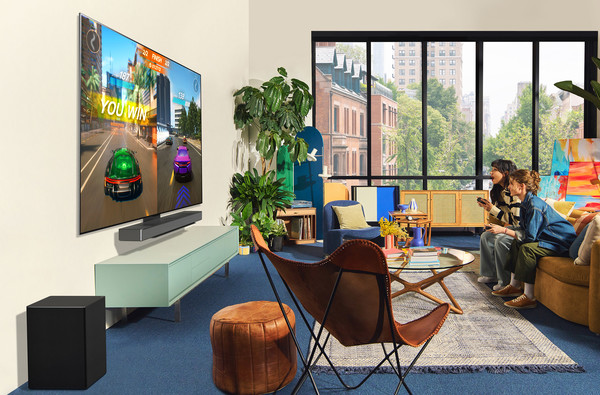 LG 스마트 TV로 게임을 즐기는 모습. 사진=LG전자