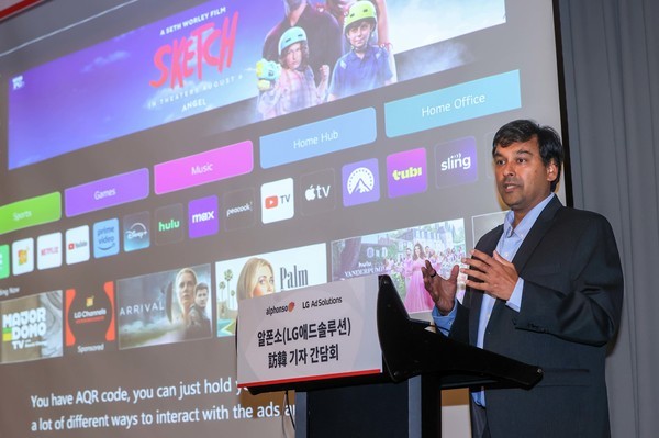 LG전자 지원을 받는 글로벌 커넥티드 TV(CTV) 광고 사업 브랜드 ‘LG애드솔루션’이 19일 서울 콘래드 호텔에서 열린 기자간담회를 통해 자사의 기술과 향후 비전을 공개했다. 아시시 초디아(Ashish Chordia) 알폰소 창립자이자 이사회 멤버가 기자간담회에서 향후 비전에 대해 발표하고 있다. 사진=알폰소