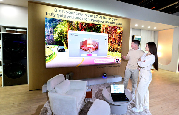 LG전자가 CES 2025에 공감지능(AI) 기술로 집에서 누리는 일상의 가치와 편리함을 직접 체험할 수 있는 AI홈 존을 마련했다. 사진은 LG전자의 AI홈 허브와 대화하면서 방 안의 가전과 IoT 기기를 잠들기 좋은 환경으로 설정하는 모습. 사진=LG전자