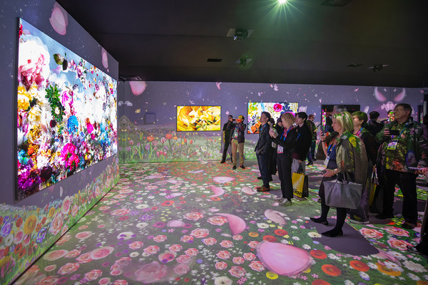 미국 라스베이거스 컨벤션 센터에서 열린 CES 2025 삼성전자 전시관에서 관람객들이 '새로운 경험을 보여주는 집'의 아트 경험을 체험하고 있다. 사진=삼성전자