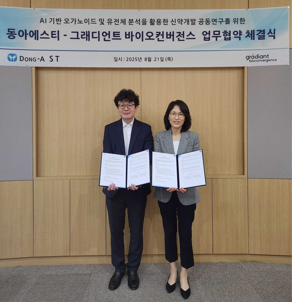 (왼쪽부터)이진근 그래디언트 바이오컨버전스 대표, 김미경 동아에스티 연구본부장. 사진=동아에스티.