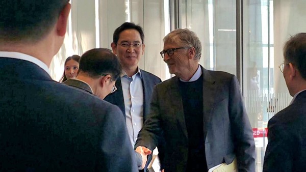 이재용 삼성전자 회장이 22일 삼성전자 서초 사옥을 방문해 오찬을 함께 한 빌 게이츠 게이츠재단 이사장을 배웅하고 있다. 사진=삼성전자
