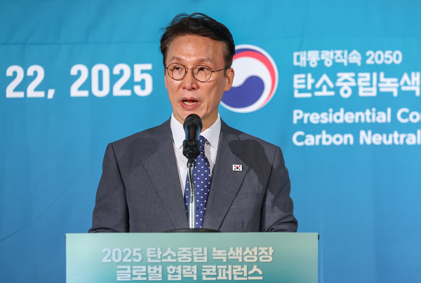 서울 종로구 포시즌스 호텔에서 열린 2025 탄소중립 녹색성장 글로벌 협력 콘퍼런스 개회식에서 개회사를 하는 김민석 국무총리. 사진=연합뉴스