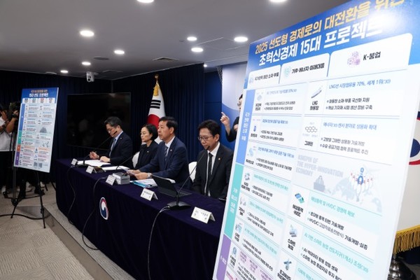 구윤철 경제부총리 겸 기획재정부 장관이 22일 정부서울청사에서 열린 새정부 경제성장전략 관계부처 합동 브리핑에서 발언하고 있다. (왼쪽부터)문신학 산업통상자원부 1차관, 한성숙 중소벤처기업부 장관, 구 부총리, 배경훈 과학기술정보통신부 장관. 사진=연합뉴스