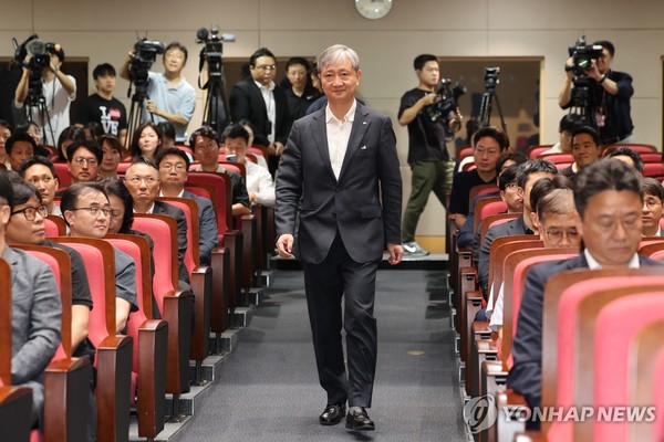 이찬진 신임 금감원장이 8월 14일 서울 여의도 금융감독원에서 열린 취임식에 입장하고 있다.  사진 = 연합뉴스.