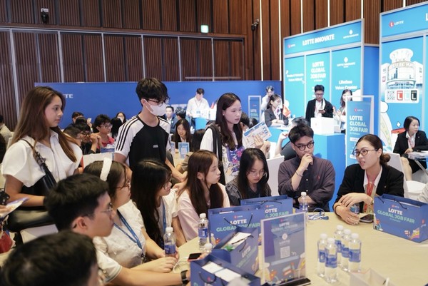 베트남 현지 롯데 직원과 행사에 참여한 취업준비생들이 직무·채용 관련 질의응답을 진행하고 있다.