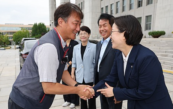 인사하는 정혜경 의원과 양경수 민주노총 위원장. 사진=연합뉴스